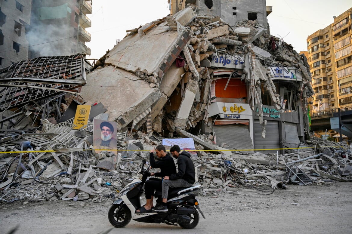 Un palazzo distrutto dopo un attacco israeliano a Dahieh, a sud di Beirut in Libano foto Wael Hamzeh /Ansa