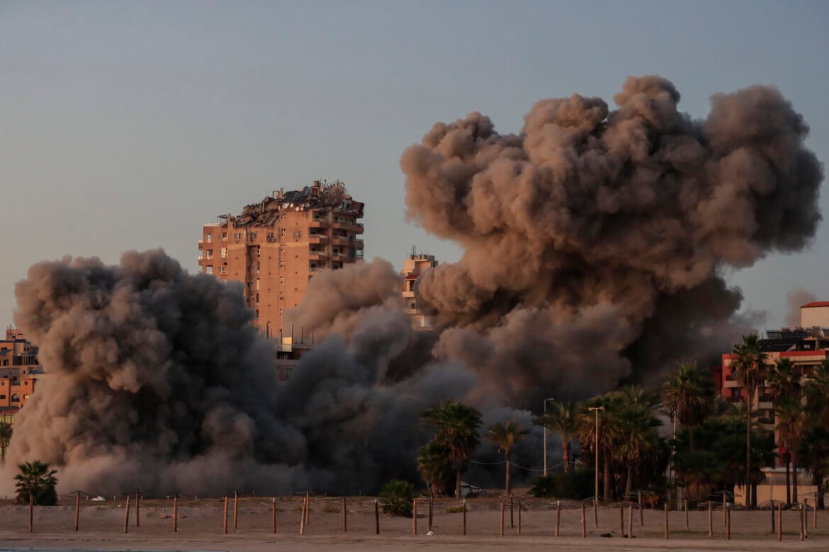 Edifici colpiti da un attacco aereo israeliano a Tiro, in Libano