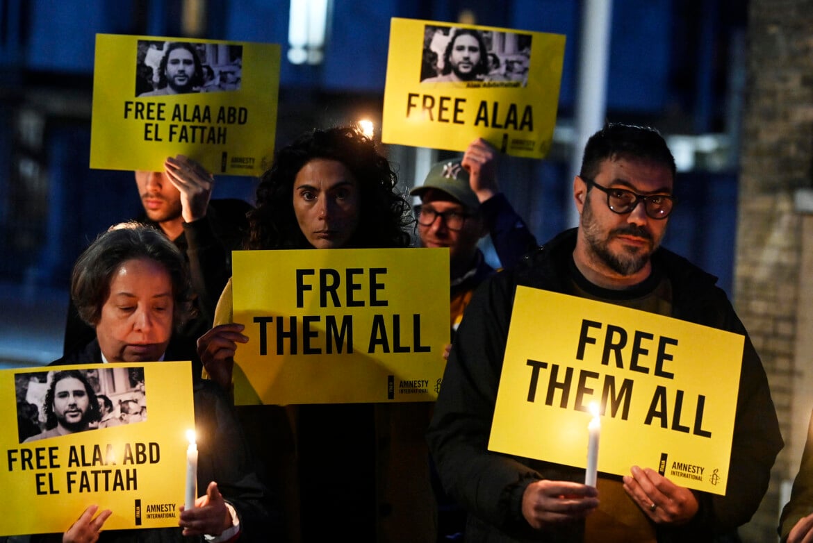 Attivisti durante il sit-in di Amnesty International per Alaa Abd El Fattah a Roma foto Riccardo Antimiani/Ansa