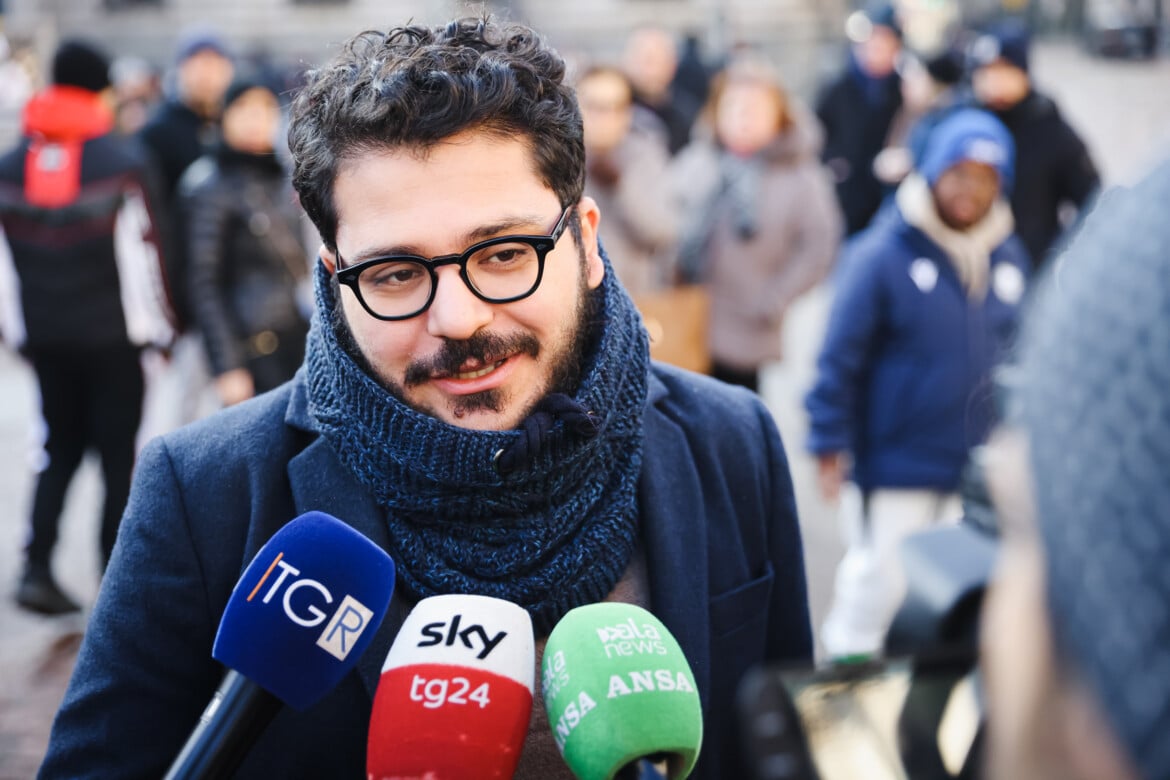 Patrick Zaki alla marcia per i diritti umani in Piazza Scala a Milano