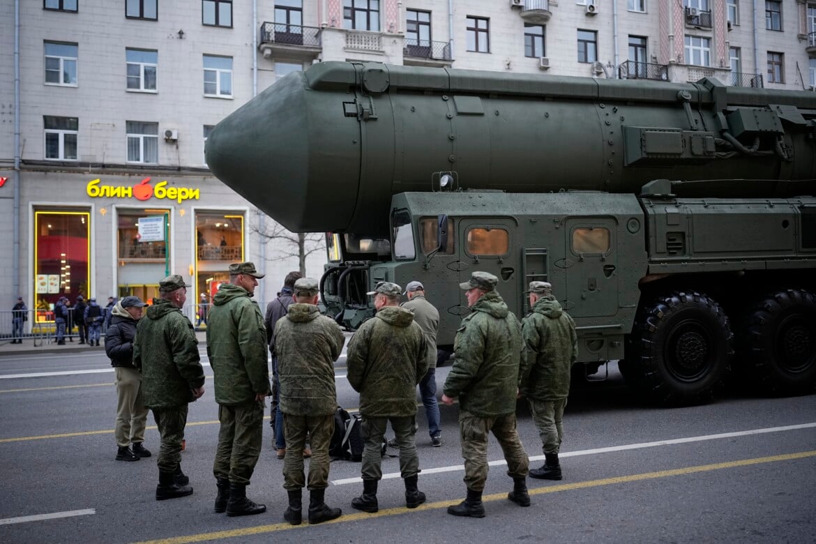 I soldati stanno accanto a un missile balistico russo parcheggiato lungo la via Tverskaya prima di una prova per la parata militare del Giorno della Vittoria a Mosca foto Alexander Zemlianichenko/Ap