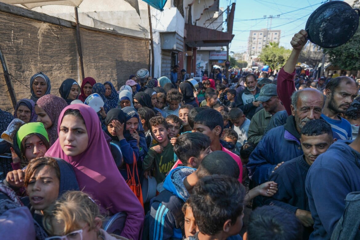 In fila per il cibo a Deir al-Balah, Gaza - foto Ap