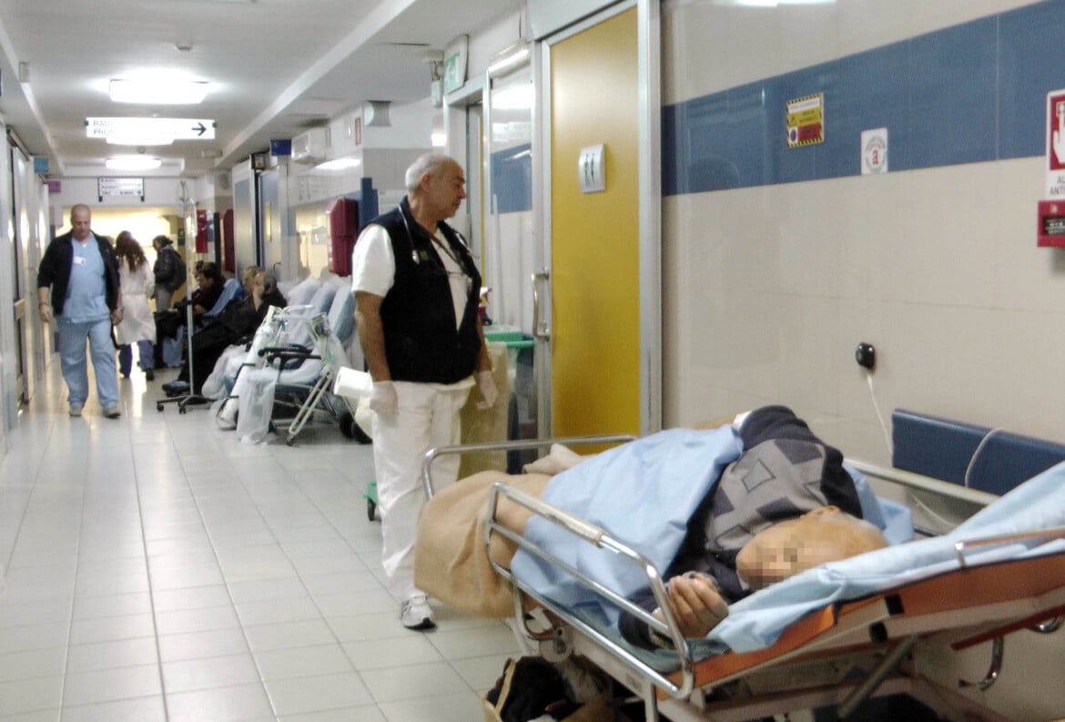 Un anziano aspetta su una barella nella corsia di un pronto soccorso foto Livia Parisi/Ansa