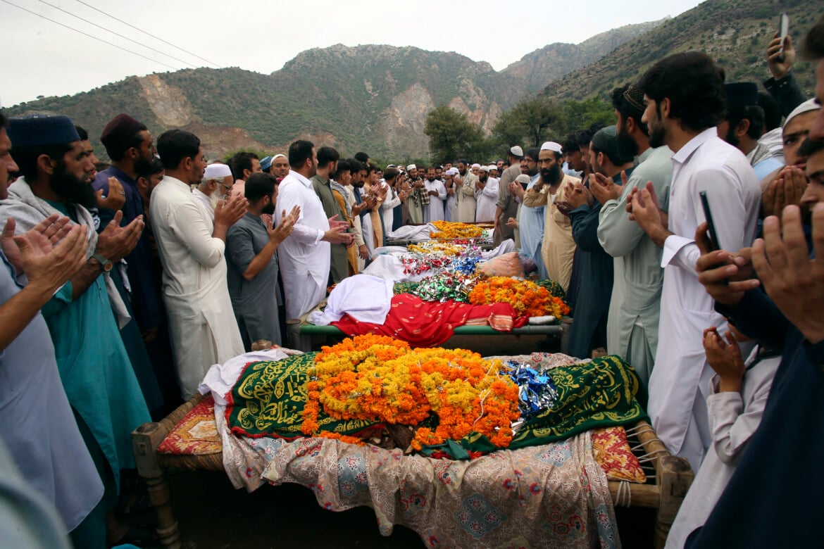 Preghiera per le vittime delle inondazioni che hanno colpito il nord-ovest del Pakistan alla fine dello scorso luglio