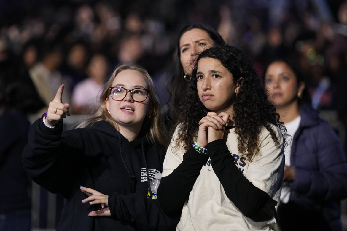 La delusione sul volto di giovani sostenitrici di Kamala Harris alla Howard University di Washington DC