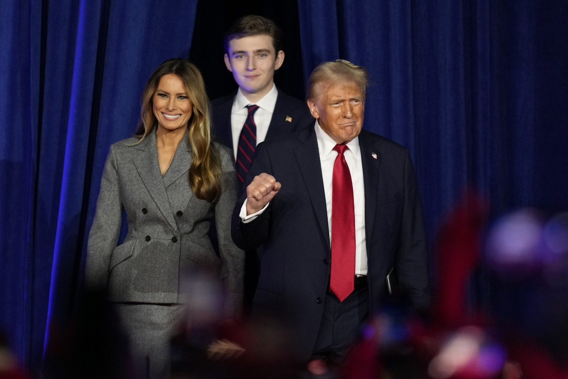 Donald Trump, con la moglie Melania e il figlio Barron, sul palco della vittoria a West Palm Beach (Fla)