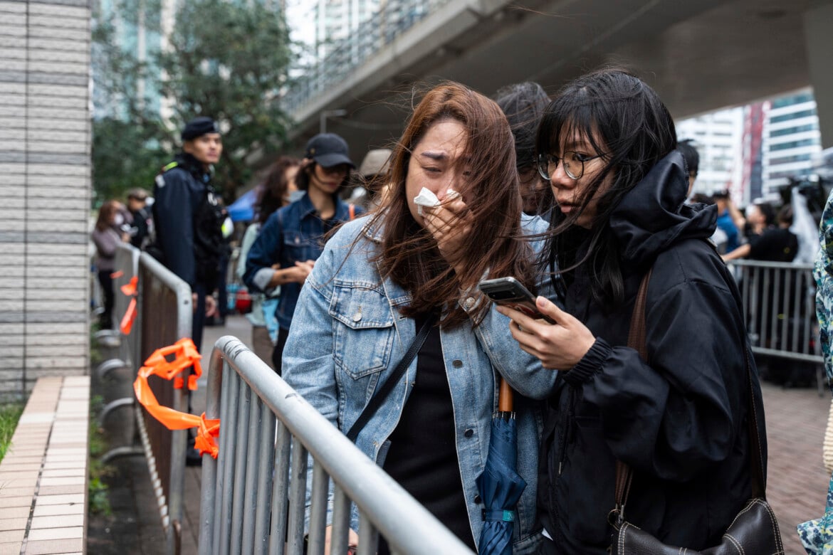 Hong Kong, attiviste piangono dopo le sentenze