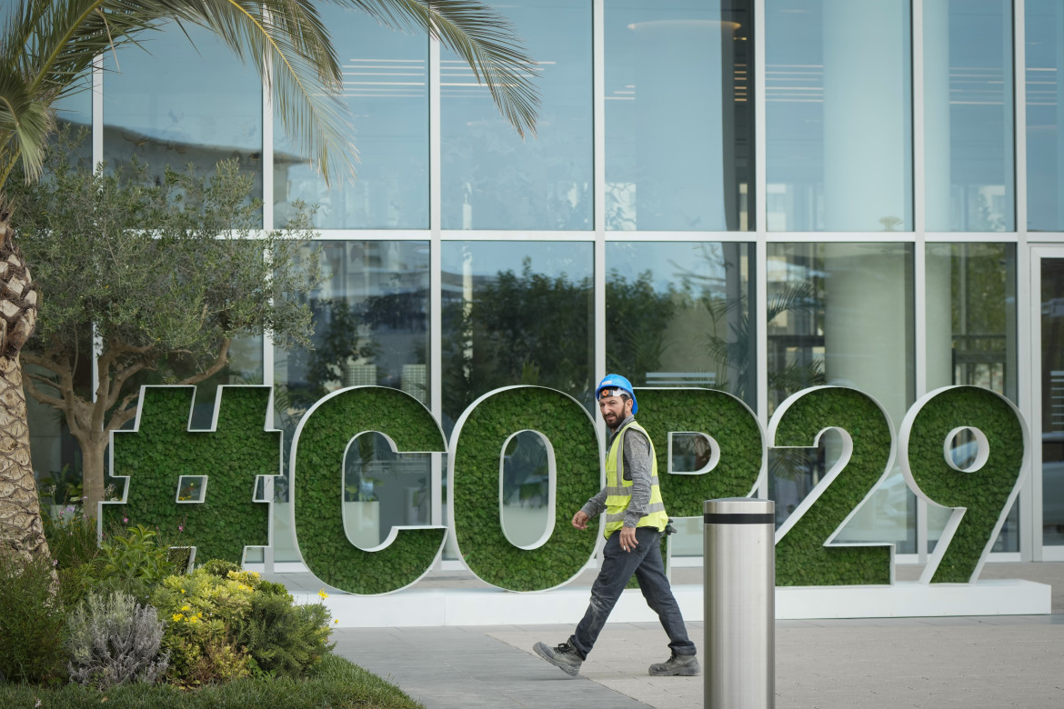 L'ingresso del palazzo che ospiterà la Cop29 a Baku foto Ap