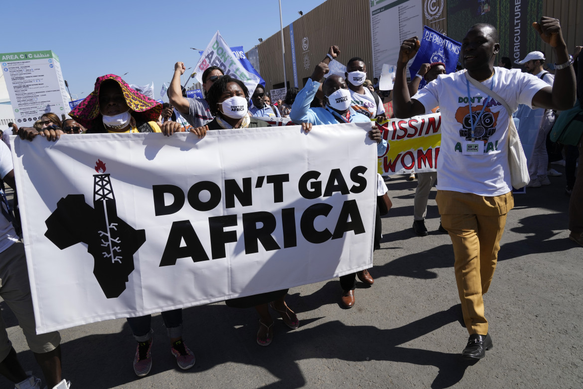 Una protesta del movimento Don't Gas Africa alla COP27 a Sharm el-Sheikh, in Egitto (Peter Dejong/Ap)