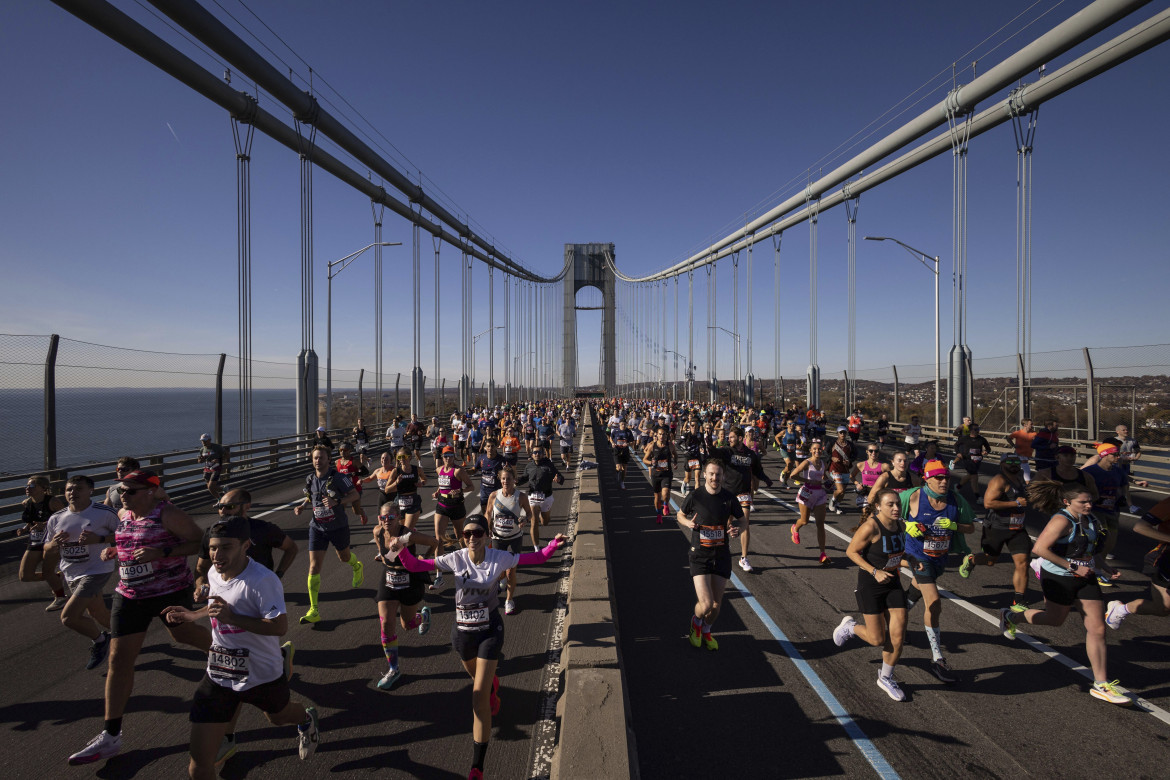 I corridori attraversano il ponte Verrazzano-Narrows alla partenza della maratona di New York City foto di Yuki Iwamura/Ap