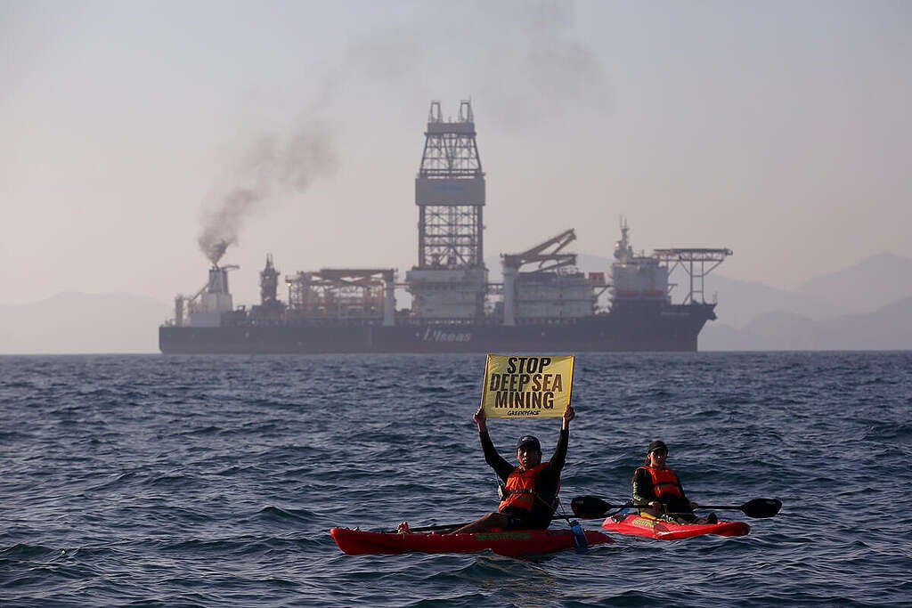 Un'azione di Greenpeace contro l'attività estrattiva delle acque profonde