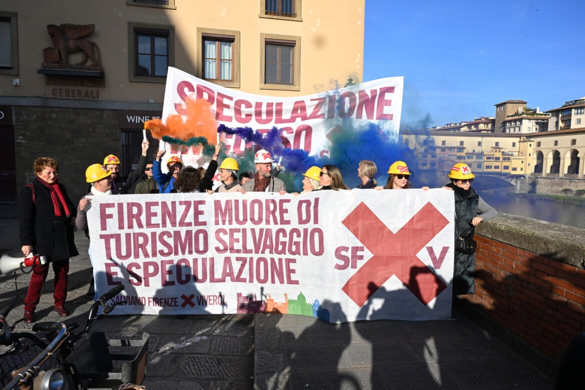 Flash mob del Movimento salviamo Firenze per viverci per protestare contro gli affitti brevi senza regolamentazione