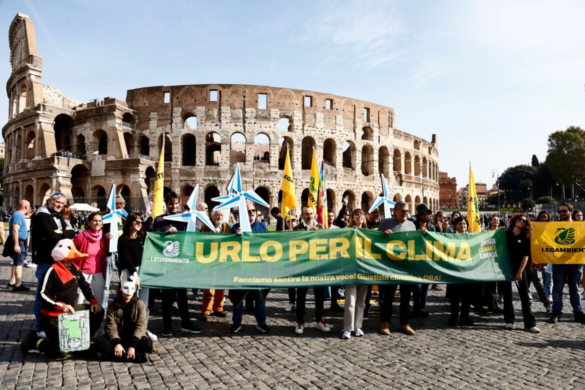 Una manifestazione per il clima a Roma foto Cecilia Fabiano/LaPresse