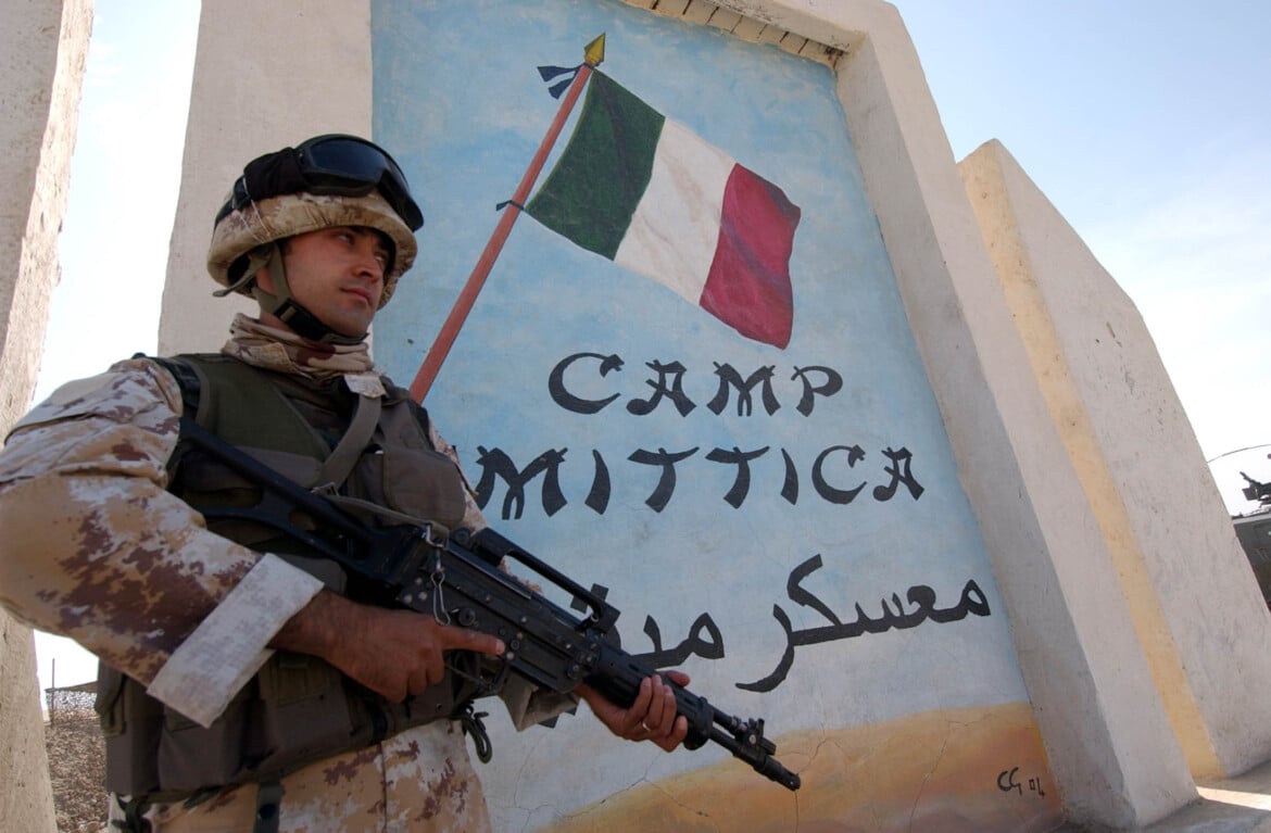 Una foto di archivio di un militare italiano in servizio di guardia a Camp Mittica, la base italiana di Nassirya in Iraq