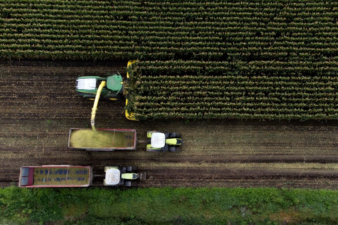 Macchine agricole al lavoro sui campi in Germania foto Matthias Schrader/Ap