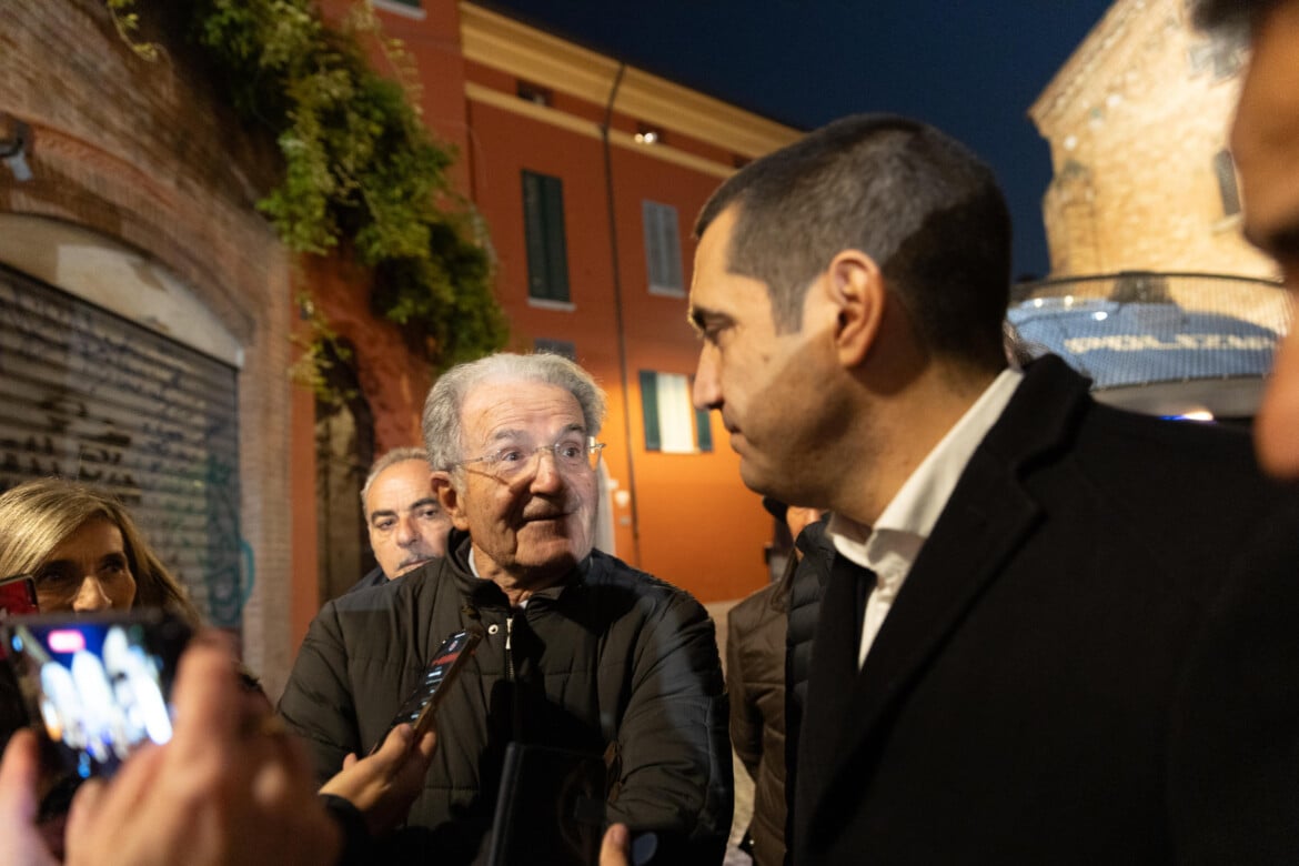 Romano Prodi e Michele de Pascale a Bologna per la chiusura della campagna elettorale, foto Ansa