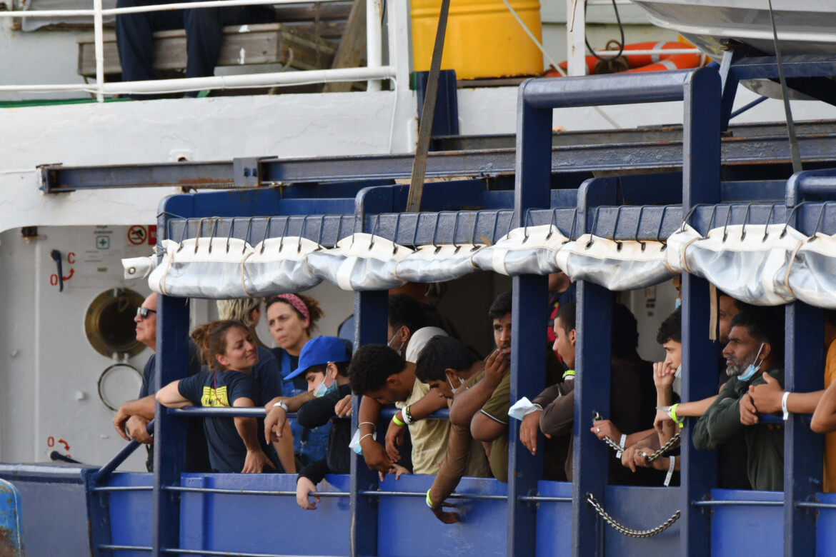 Un gruppo di migranti salvato al largo delle coste di Lampedusa