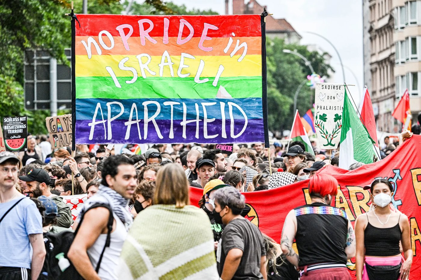 Un manifestazione LGBTQ+ pro Palestianese