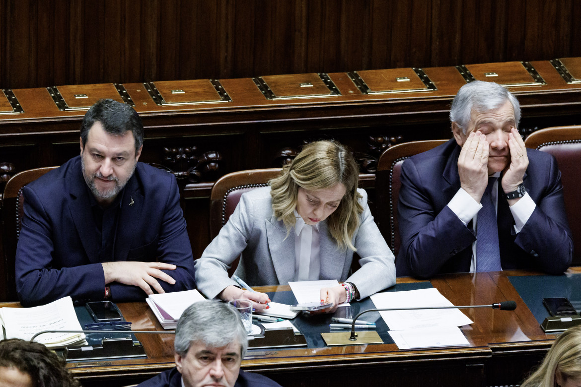 Il presidente del Consiglio Giorgia Meloni con il ministro dei Trasporti Matteo Salvini e il ministro degli Esteri Antonio Tajani alla Camera foto di Roberto Monaldo/LaPresse