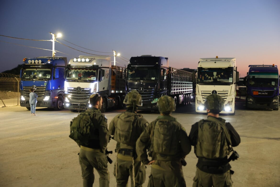 Soldati israeliani davanti a camion di aiuti al valico di Erez, nord di Gaza foto Epa/Abir Sultan