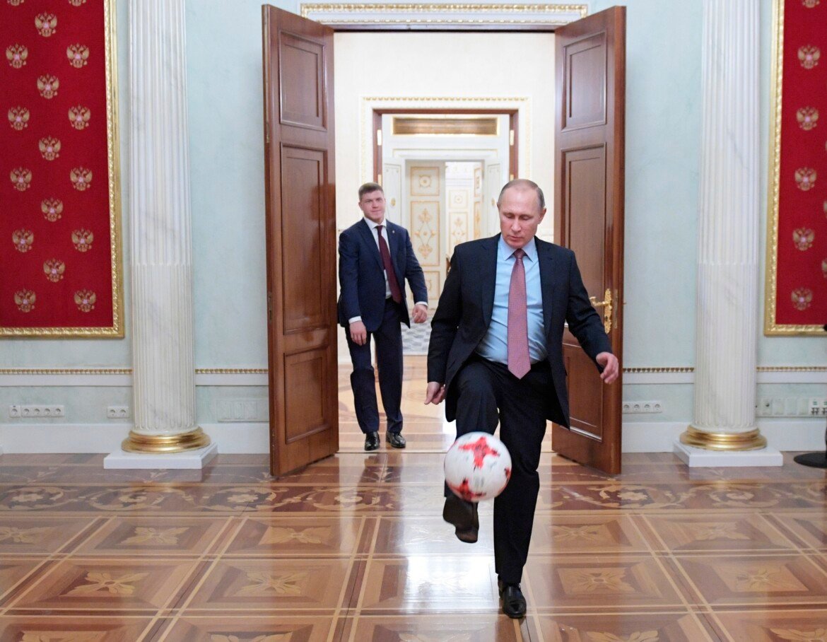 Il presidente russo Vladimir Putin gioca con il pallone ufficiale della Fifa Confederations Cup 2017 al Cremlino di Mosca foto Ap