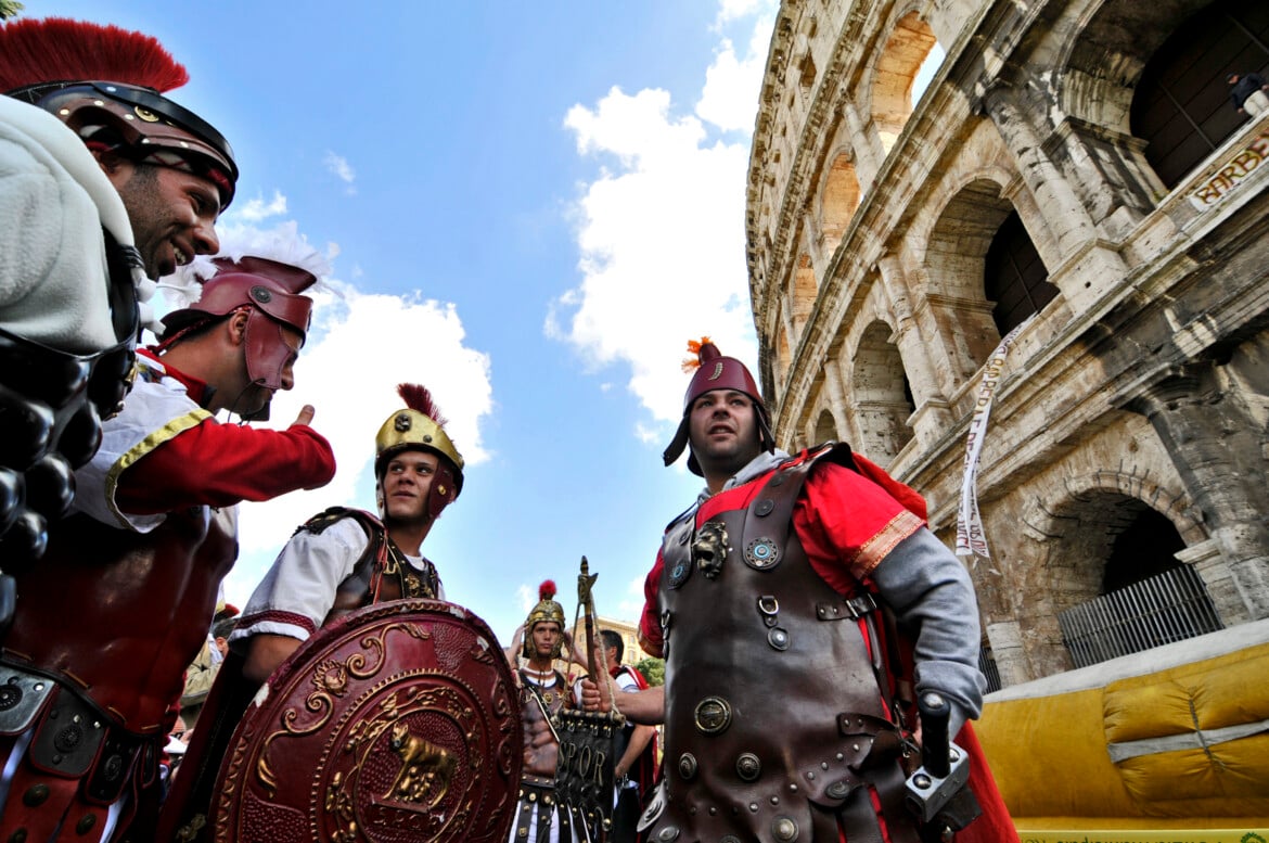 Gladiatori ad uso turistico davanti al Colosseo, foto LaPresse