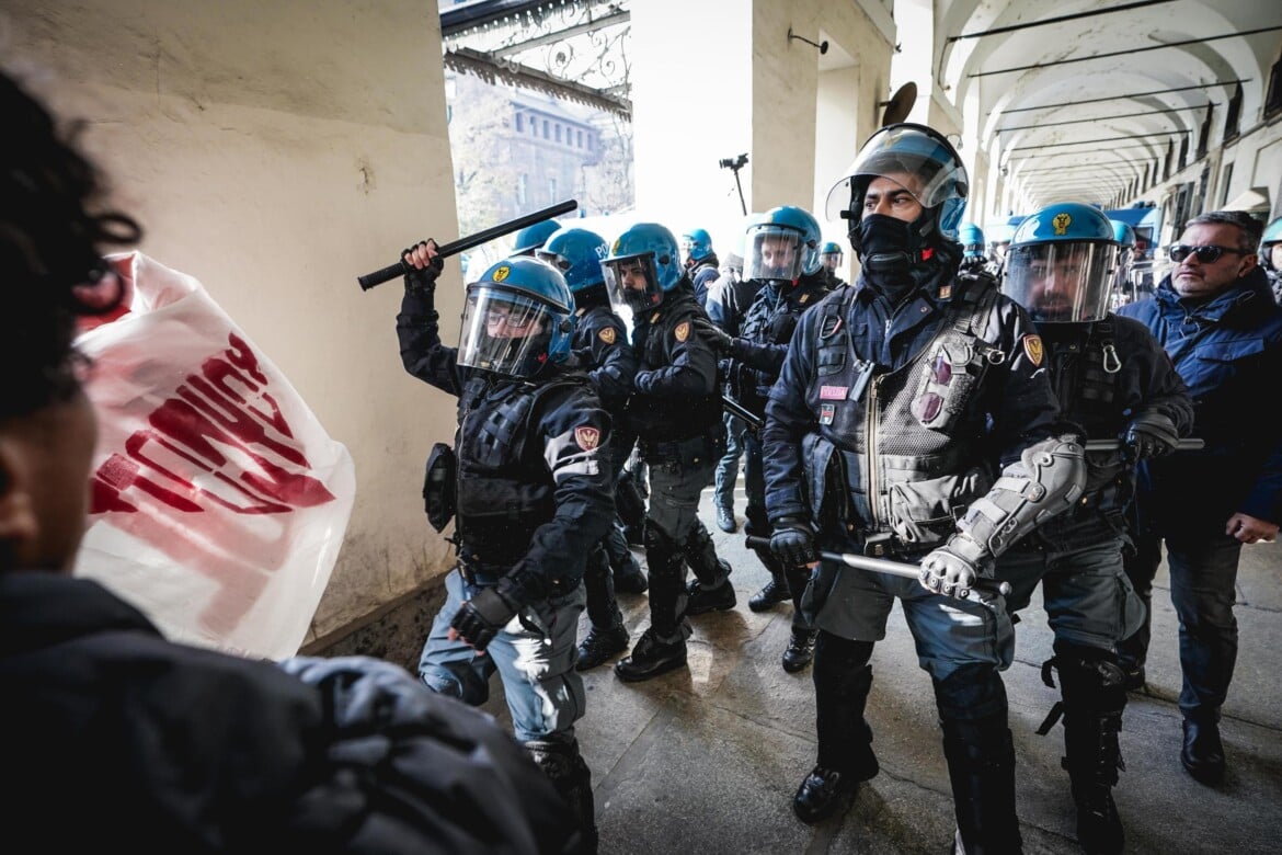 Scontri tra manifestanti e polizia sotto la prefettura durante il No Meloni day a Torino foto Tino Romano/Ansa