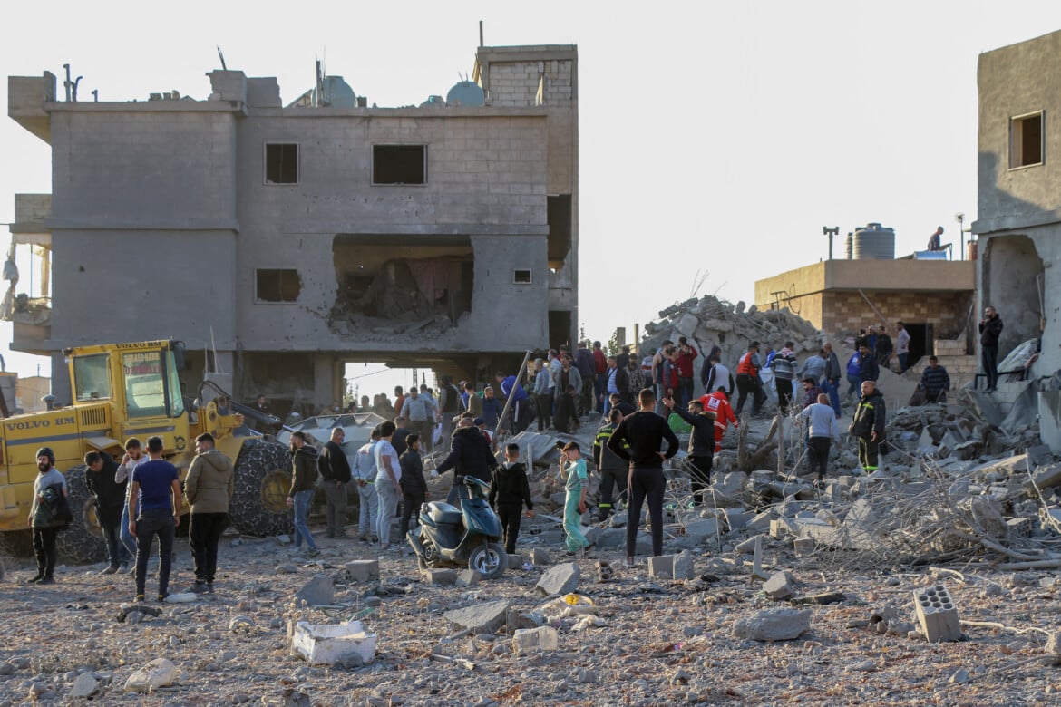 Soccorritori alla ricerca dei colleghi colpiti da un raid a Baalbek foto Afp/Nidal Solh