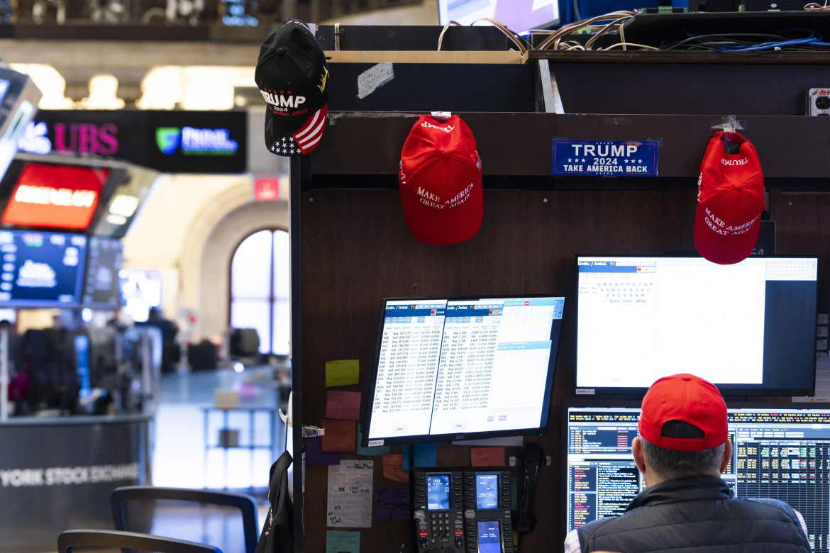 Un supporter di Trump alla Borsa di New York foto di Justin Lane/Ansa