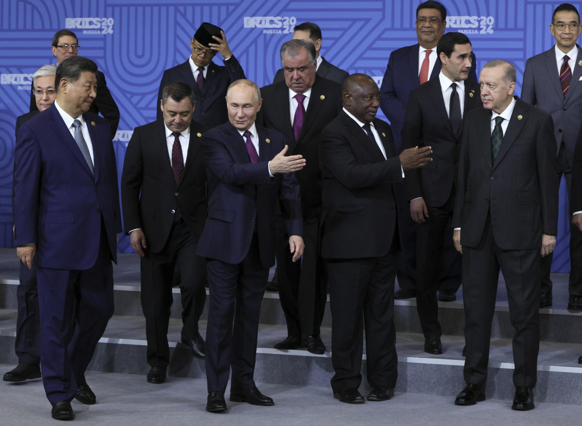 Il presidente russo Vladimir Putin e i partecipanti all'incontro Brics posano per una foto durante il vertice a Kazan, in Russia foto Maxim Shipenkov/Ansa