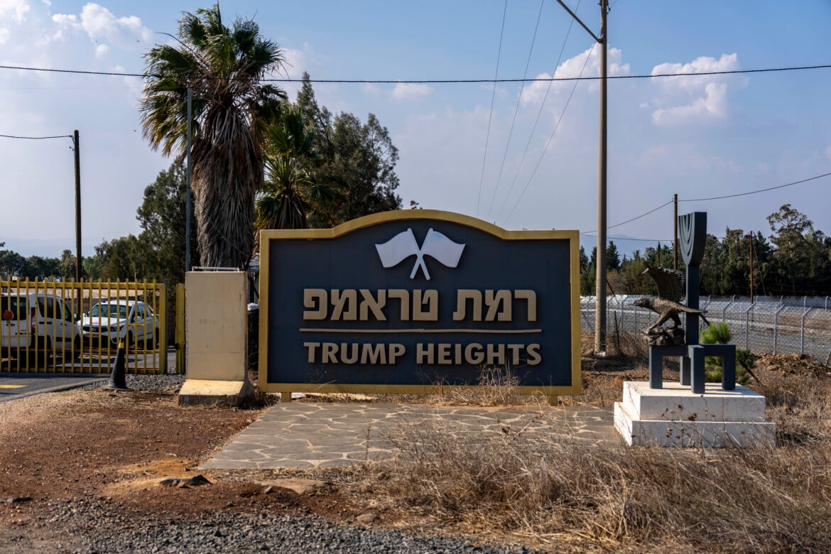 L'ingresso del'insediamento "Trump Heights" nelle alture del Golan controllate da Israele foto Ariel Schalit/Ap