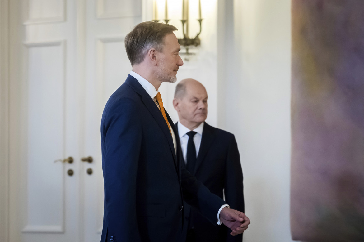 Christian Lindner (FDP), l'ex ministro delle finanze e Olaf Scholz (SPD) ieri nel Bellevue Palace. - foto Christoph Soeder/Ap