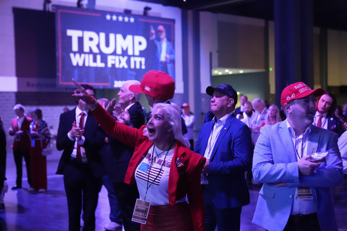 Sostenitori di Trump durante la serata delle elezioni presidenziali foto di Alex Brandon/Ap