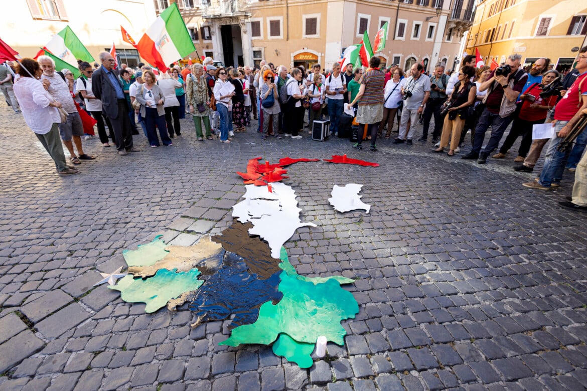 Manifestazione contro l'autonomia differenziata