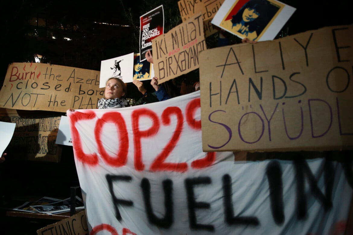 web est1 Greta Thumberg e altri attivisti manifestano per la giustizia climatica - foto Ap