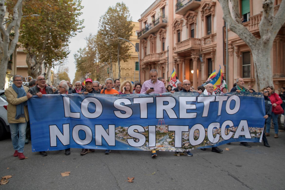 Manifestanti in corteo a Messina contro la costruzione del Ponte sullo Stretto foto Marcello Valeri/Ansa