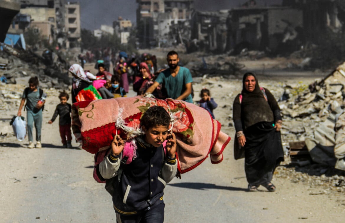 Palestinesi costretti a fuggire da Beit Lahia a causa dei bombardamenti israeliani foto Mahmoud Zaki/Ansa