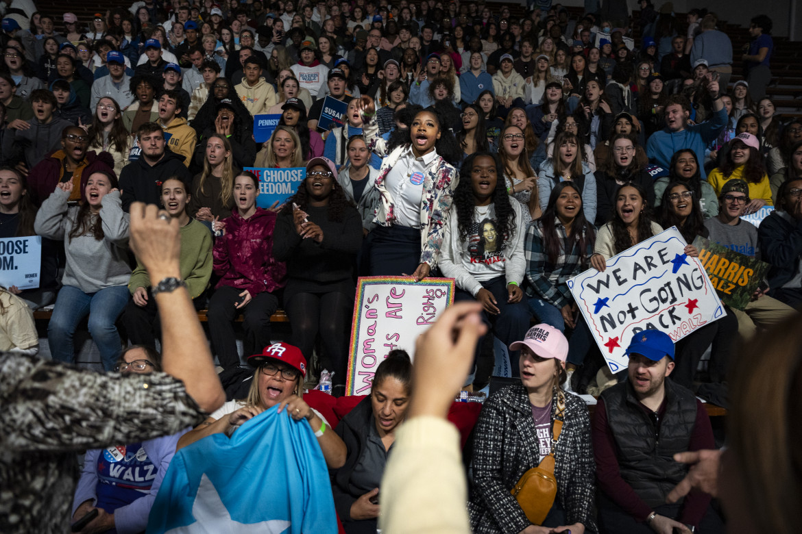 Supporter democratici al comizio della vicepresidente Kamala Harris al Muhlenberg College di Allentown, in Pennsylvania foto di Angelina Katsanis/Ap