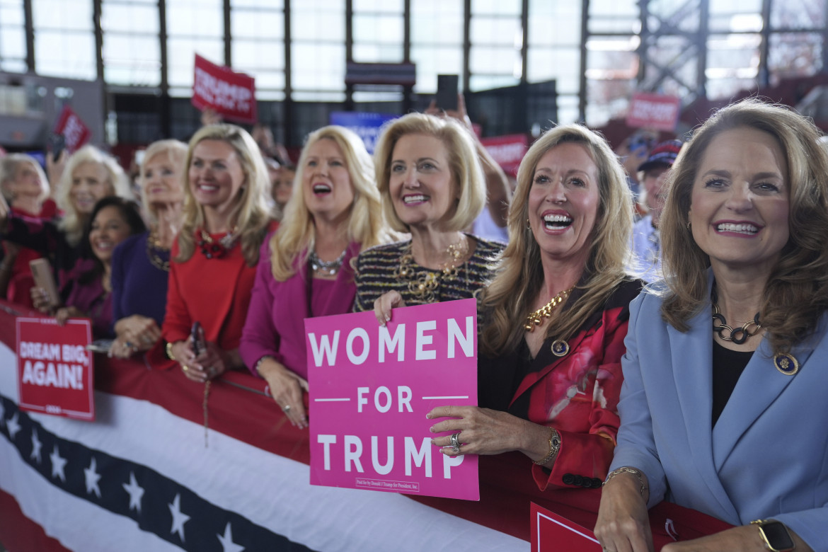 Sostenitrici del candidato repubblicano alla presidenza Donald Trump durante un comizio elettorale alla J.S. Dorton Arena foto di Evan Vucci/Ap