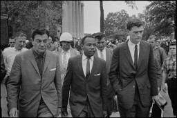 Università di Oxford, 1962. James Meredith entra nell'ateneo scortato dagli agenti federali 