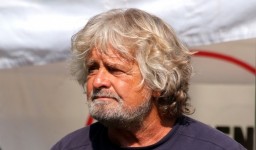 03pol2f02beppe-grillo-smacchiato