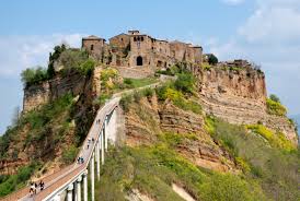 Storia di Civita di Bagnoregio, da borgo che muore a miniera d’oro