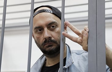 A Mosca centinaia di persone sfilano per Serebrennikov