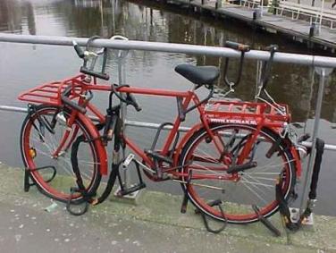 Ladri di biciclette  e lotte  per un palo