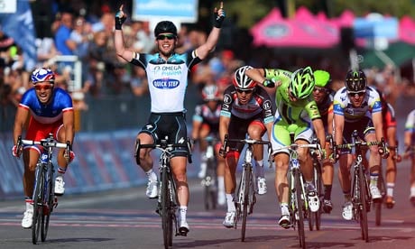 Mark Cavendish oltre le buche, stacca in volata ed è maglia rosa