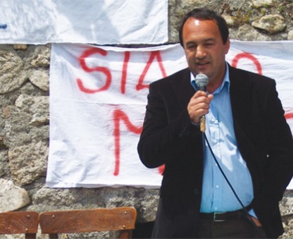 «Collaborazionista degli immigrati». Lettera di ingiurie al sindaco di Riace