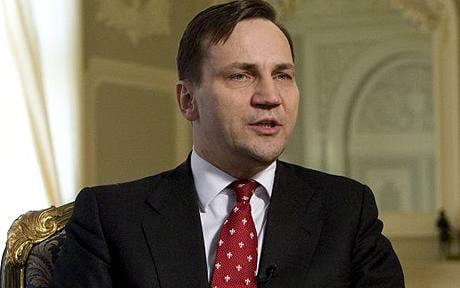 Le «battute surreali» di Putin: bufera sull’ex ministro degli esteri Sikorski