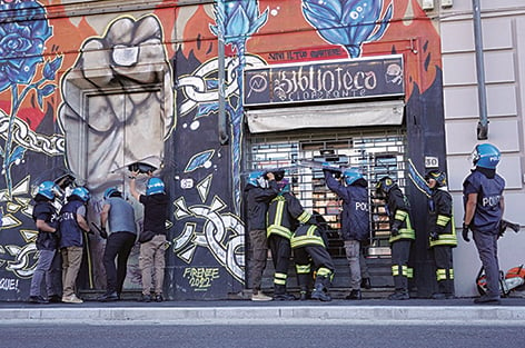 Una immagine dello sgombero a Firenze. Due anarchici sono saliti sul tetto dell'edificio dove è in atto lo sgombero da parte delle forze dell'ordine, in precedenza una ventina di loro si erano posizionati in strada ostacolando la viabilità per una mezzora, Firenze 8 agosto 2023. ANSA US QUESTURA FIRENZE