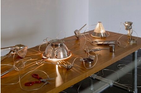 Home, installazione di Mona Hatoum, 1999