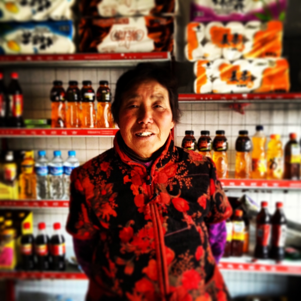 Xunmukou - Chiediamo a una signora che ha un banchetto al lato della strada. Vende bibite e snaks by Cecilia Attanasio Ghezzi